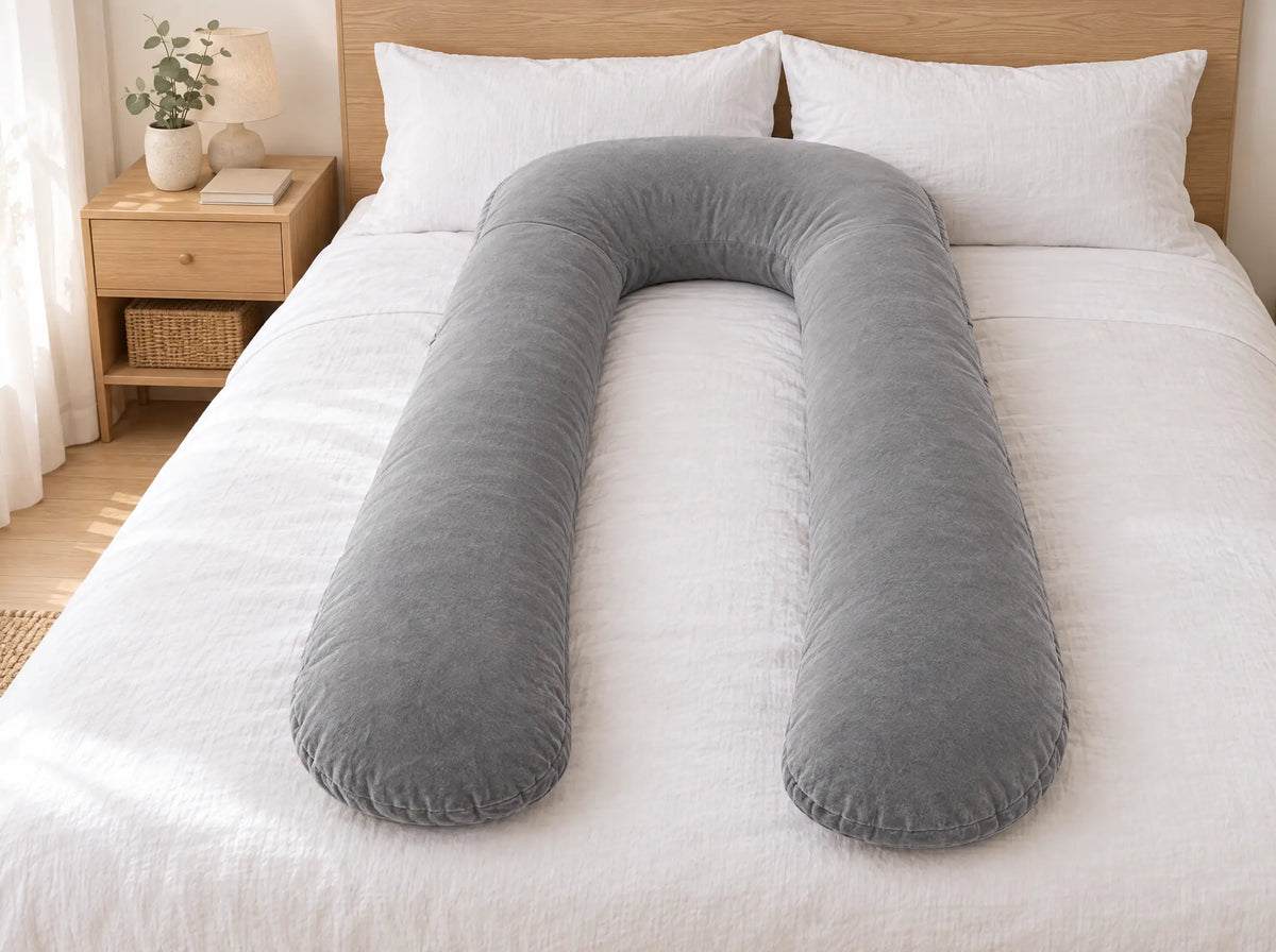 U-Kissen auf einem Doppelbett